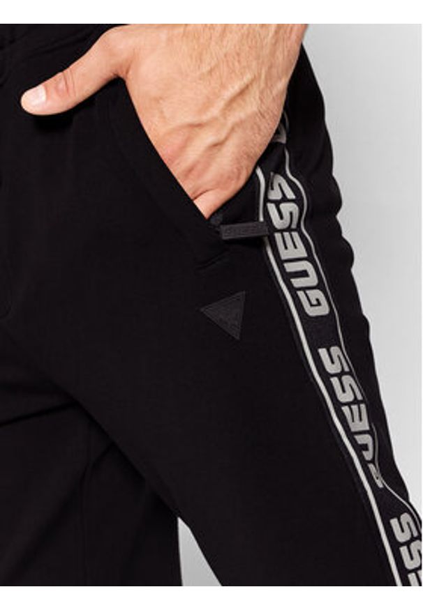 Guess Spodnie dresowe Z2YB19 K6ZS1 Czarny Regular Fit. Kolor: czarny. Materiał: bawełna
