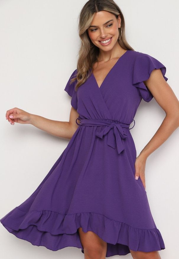 Born2be - Fioletowa Kopertowa Sukienka z Asymetrycznym Dołem Ozdobiona Falbanką z Paskiem w Talii Snidia. Okazja: na spacer, na co dzień. Kolor: fioletowy. Wzór: aplikacja. Sezon: lato. Typ sukienki: asymetryczne, kopertowe. Styl: klasyczny, casual, elegancki