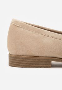 Born2be - Beżowe Mokasyny z Imitacji Zamszu Zdobione Frędzlami i Kokardą Edania. Okazja: na co dzień, na spotkanie biznesowe, do pracy. Kolor: beżowy. Materiał: zamsz. Wzór: aplikacja. Styl: casual, biznesowy, elegancki, klasyczny #9