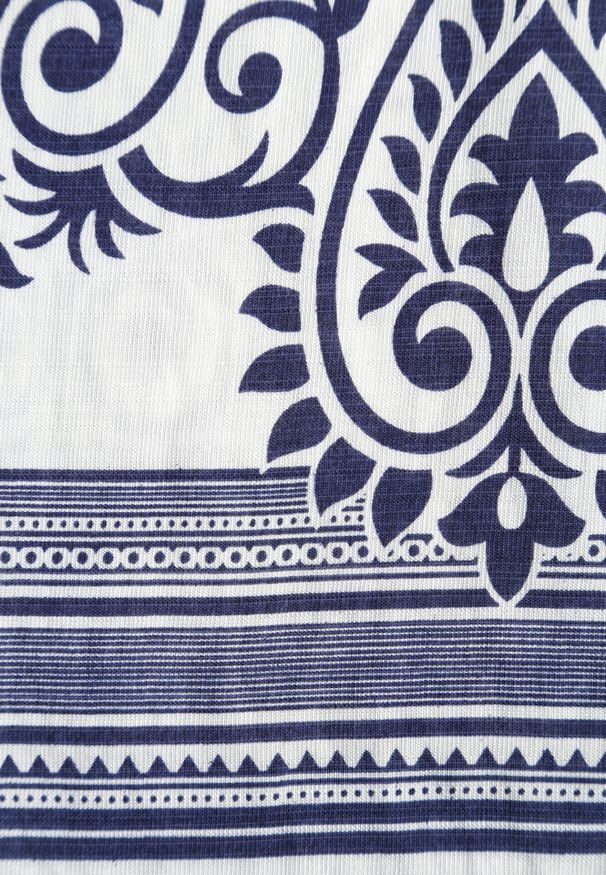 Born2be - Granatowa Wiskozowa Bluzka z Etnicznym Wzorem Melloshell. Okazja: na co dzień. Kolor: niebieski. Materiał: wiskoza. Styl: casual, elegancki