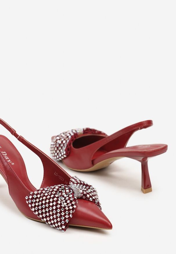 Renee - Bordowo-Czerwone Sandały na Szpilce Kaczuszce Wykończone Kokardą i Cyrkoniami Elitara. Kolor: czerwony. Materiał: jeans, satyna. Obcas: na szpilce. Styl: elegancki
