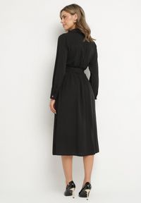 Born2be - Czarna Koszulowa Sukienka Rozkloszowana Ozdobiona Kieszeniami z Klapami i Paskiem Rinnella. Kolor: czarny. Wzór: aplikacja. Typ sukienki: koszulowe. Styl: klasyczny #4