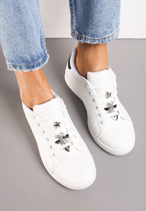 Born2be - Biało-Czarne Sneakersy Sznurowane z Metalowymi Ozdobami Alivrepa. Nosek buta: okrągły. Zapięcie: sznurówki. Kolor: biały. Materiał: materiał. Wzór: aplikacja. Obcas: na obcasie. Wysokość obcasa: niski