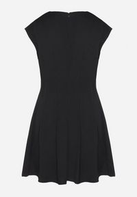 Born2be - Czarna Rozkloszowana Sukienka o Taliowanym Kroju Ellaira. Okazja: na co dzień. Kolor: czarny. Wzór: kolorowy. Styl: casual, elegancki #3
