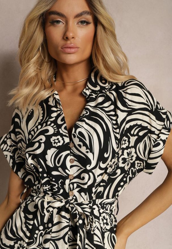 Renee - Czarna Sukienka o Koszulowym Kroju z Gumką w Talii z Materiałowym Paskiem i Guzikami Foliana. Okazja: na co dzień, na spotkanie biznesowe. Kolor: czarny. Materiał: materiał. Typ sukienki: koszulowe. Styl: casual, elegancki, biznesowy