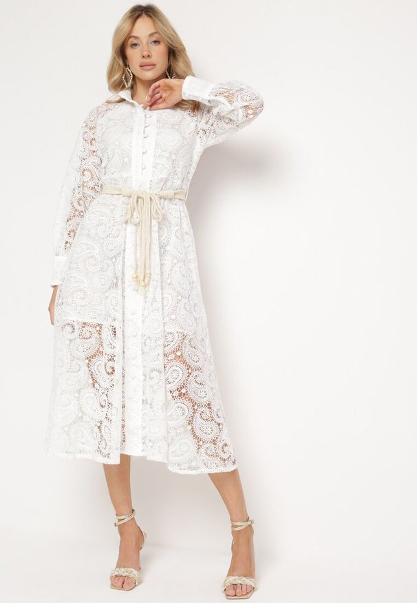 Born2be - Biała Sukienka Eudoreia. Typ kołnierza: kołnierzyk stójkowy. Kolor: biały. Wzór: ażurowy, aplikacja. Typ sukienki: rozkloszowane. Materiał: materiał, koronka, bawełna. Długość rękawa: długi rękaw. Sezon: lato. Styl: boho, elegancki. Długość: midi