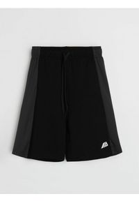 Sinsay - Sportowe szorty z domieszką wiskozy - czarny. Kolor: czarny. Materiał: wiskoza. Styl: sportowy #1