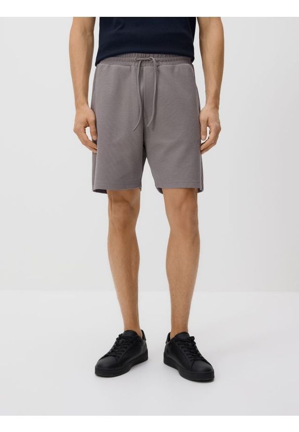 Reserved - Strukturalne szorty regular fit - brązowy. Kolor: brązowy. Materiał: dzianina, bawełna