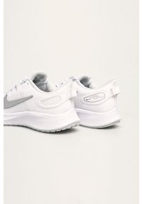 Nike - Buty Run All Day 2. Nosek buta: okrągły. Zapięcie: sznurówki. Kolor: biały. Materiał: syntetyk, materiał, guma. Szerokość cholewki: normalna. Obcas: na obcasie. Wysokość obcasa: średni, niski. Sport: bieganie #4