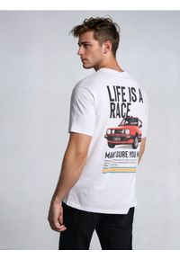 Sinsay - Bawełniana koszulka z nadrukiem na plecach Volkswagen - biały. Kolor: biały. Materiał: bawełna. Wzór: nadruk #1