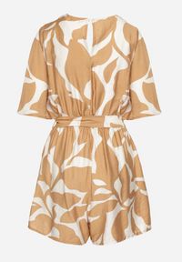 Born2be - Beżowy Kopertowy Kombinezon z Wiskozą z Wiązanym Paskiem i Krótkimi Nogawkami Folamera. Okazja: na co dzień. Kolor: beżowy. Materiał: wiskoza. Długość: krótkie. Sezon: lato. Styl: casual #5