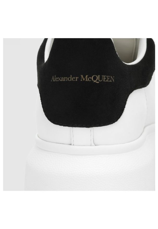 Alexander McQueen - ALEXANDER MCQUEEN Białe sneakersy damskie z czarnym napiętkiem. Kolor: biały. Materiał: skóra, zamsz. Szerokość cholewki: normalna