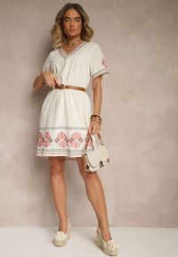 Renee - Czerwona Pudełkowa Sukienka z Bawełny w Hafty w Stylu Boho Felkio. Okazja: na co dzień. Typ kołnierza: dekolt w kształcie V. Kolor: czerwony. Materiał: bawełna. Długość rękawa: krótki rękaw. Wzór: haft. Typ sukienki: proste. Styl: boho #3
