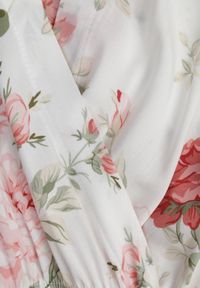 Renee - Biała Sukienka w Kwiaty o Kopertowym Kroju z Wiązanym Paskiem Iphene. Okazja: na randkę. Kolor: biały. Materiał: wiskoza. Wzór: kwiaty. Typ sukienki: kopertowe #4