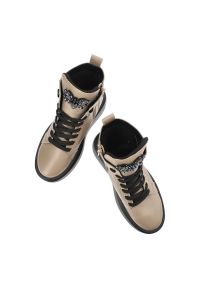 Beżowe Sneakersy Karino Damskie Buty Jesienne. Okazja: na spacer, na spotkanie biznesowe. Zapięcie: sznurówki. Kolor: beżowy. Materiał: skóra. Sezon: jesień. Obcas: na obcasie. Styl: elegancki, biznesowy. Wysokość obcasa: średni #3