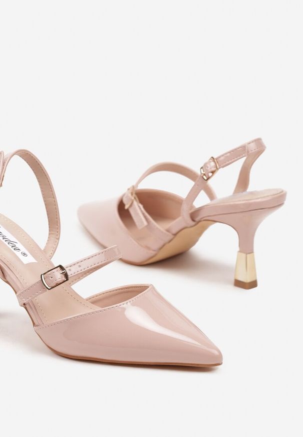Renee - Beżowe Szpilki Slingback Ozdobione Paskami i Metaliczną Wstawką Villexia. Okazja: na spotkanie biznesowe. Zapięcie: pasek. Kolor: beżowy. Materiał: lakier. Wzór: aplikacja. Obcas: na szpilce. Styl: elegancki, biznesowy, klasyczny. Wysokość obcasa: średni