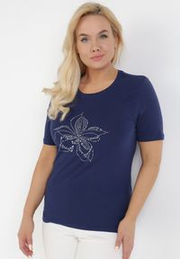 Born2be - Granatowy T-shirt Thesposia. Okazja: na co dzień. Kolor: niebieski. Materiał: dzianina, bawełna. Długość rękawa: krótki rękaw. Długość: krótkie. Wzór: kwiaty, aplikacja. Styl: casual