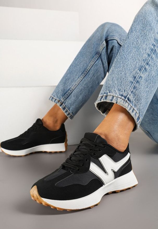 Renee - Czarne Płaskie Sneakersy Ozdobione Geometrycznym Wzorem Rividi. Okazja: na co dzień. Kolor: czarny. Materiał: jeans. Wzór: geometria, aplikacja