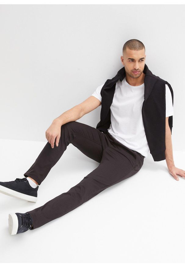bonprix - Spodnie ze stretchem i gumką w talii, Regular Fit Straight. Kolor: czarny. Materiał: tkanina