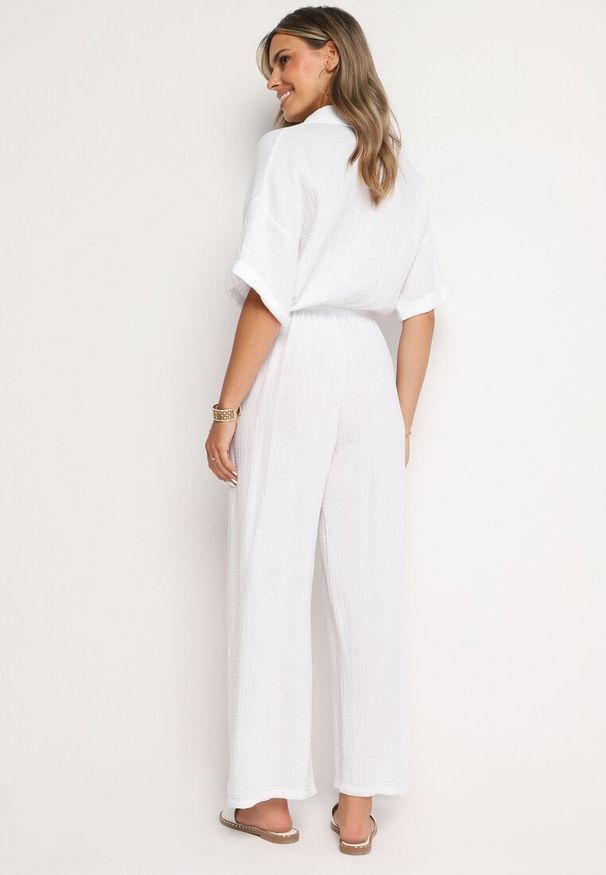Born2be - Biały Bawełniany Kombinezon z Koszulową Górą i Prostymi Spodniami Namsore. Kolor: biały. Materiał: bawełna. Styl: klasyczny, elegancki