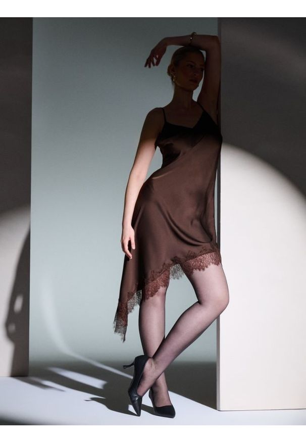 Sinsay - Sukienka na cienkich ramiączkach z asymetrycznym dołem i koronką - brązowy. Kolor: brązowy. Materiał: koronka. Długość rękawa: na ramiączkach. Wzór: koronka. Typ sukienki: asymetryczne