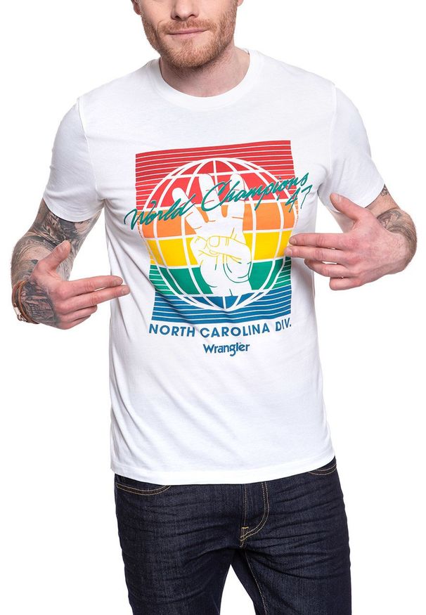 Wrangler - WRANGLER T SHIRT SS GLOBE TEE WHITE W7D9FK989 112131770. Wzór: nadruk