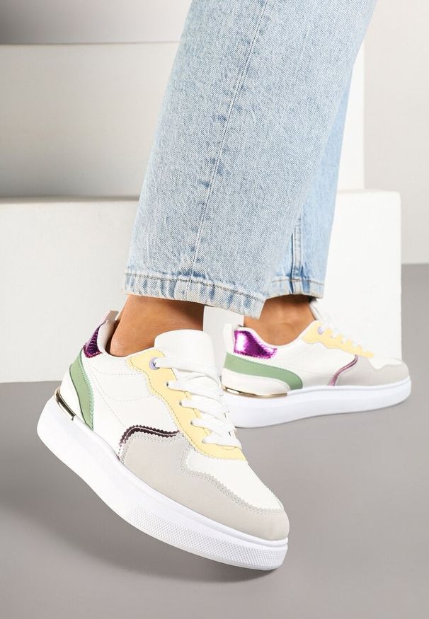 Born2be - Biało-Zielone Sneakersy Ozdobione Metalicznymi Wstawkami Delarila. Okazja: na co dzień. Nosek buta: okrągły. Zapięcie: sznurówki. Kolor: biały. Materiał: jeans. Wzór: aplikacja. Sezon: wiosna, lato
