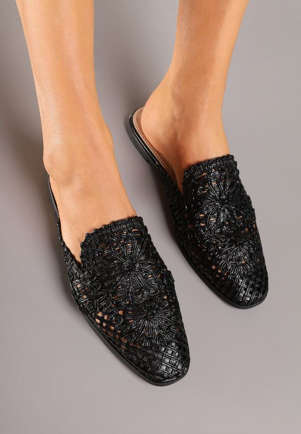 Born2be - Czarne Klapki Typu Mule z Koronkową Cholewką Setenira. Okazja: na co dzień. Kolor: czarny. Materiał: koronka. Obcas: na płaskiej podeszwie. Styl: elegancki, casual