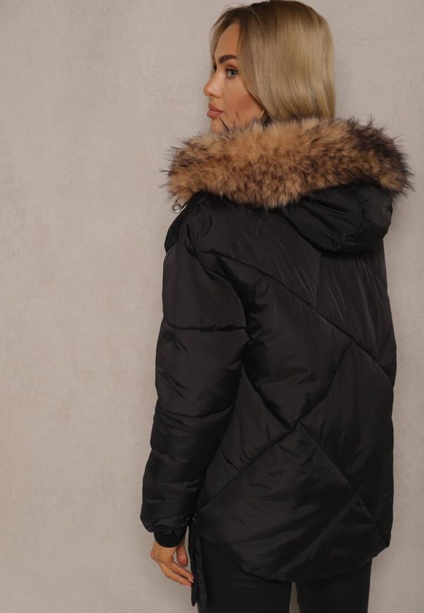 Renee - Czarna Kurtka z Pikowanymi Przeszyciami Kapturem i Rozcięciami na Napy Tintovia. Okazja: na co dzień. Kolor: czarny. Materiał: jeans, futro. Styl: elegancki, casual