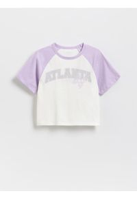 Reserved - Krótki t-shirt z nadrukiem - lawendowy. Kolor: fioletowy. Materiał: bawełna. Długość: krótkie. Wzór: nadruk