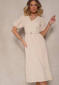 Renee - Jasnobeżowa Rozkloszowana Sukienka z Bawełny w Stylu Boho z Haftowanymi Zdobieniami Lannilsa. Typ kołnierza: dekolt w kształcie V. Kolor: beżowy. Materiał: bawełna. Wzór: aplikacja, haft. Styl: boho #4