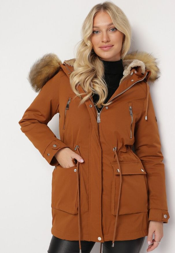 Born2be - Brązowa Kurtka Parka z Kapturem i Futerkiem Nemilia. Typ kołnierza: kaptur. Kolor: brązowy. Materiał: futro. Styl: klasyczny