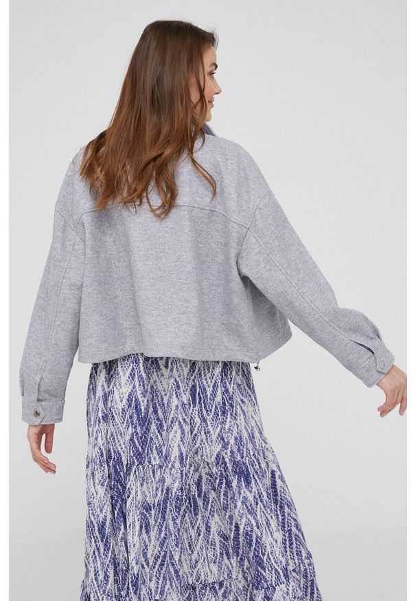 Answear Lab kurtka z wełną kolor szary przejściowa oversize. Kolor: szary. Materiał: wełna. Styl: wakacyjny