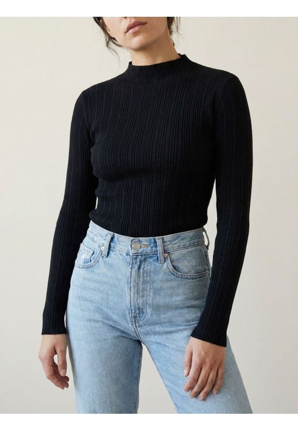 Sinsay - Prążkowany golf - czarny. Typ kołnierza: golf. Kolor: czarny. Materiał: prążkowany