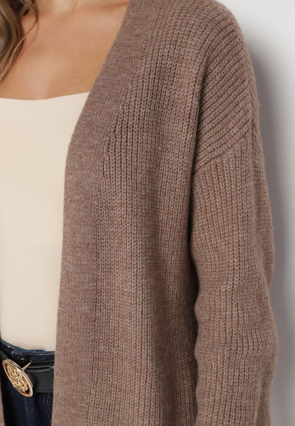 Born2be - Brązowy Klasyczny Długi Kardigan Niezapinany ze Ściągaczami przy Rękawach Arstel. Okazja: na co dzień, do pracy. Kolor: beżowy. Materiał: jeans. Długość: długie. Styl: klasyczny