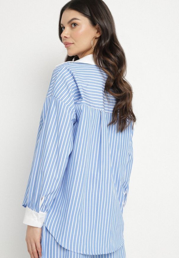 Born2be - Niebieska Koszula w Paski o Kroju Oversize z Kontrastującymi Wstawkami Menestra. Okazja: na co dzień. Typ kołnierza: kołnierzyk klasyczny. Kolor: niebieski. Materiał: jeans. Długość rękawa: długi rękaw. Długość: długie. Wzór: paski. Styl: klasyczny, casual, elegancki