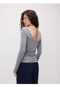 Reserved - Longsleeve z wiskozą - jasnoszary. Kolor: szary. Materiał: wiskoza. Długość rękawa: długi rękaw #1