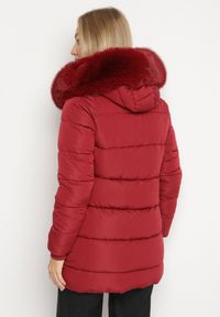Born2be - Bordowa Pikowana Kurtka z Kapturem z Futerkiem Nenadria. Okazja: na spotkanie biznesowe, do pracy, na co dzień. Typ kołnierza: kaptur. Kolor: czerwony. Materiał: futro. Wzór: aplikacja. Styl: casual, biznesowy #6