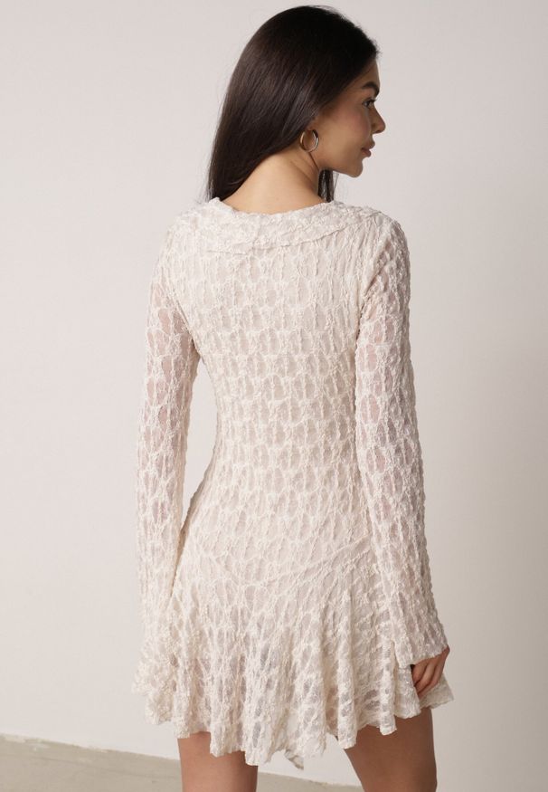 Born2be - Beżowa Koronkowa Sukienka z Falbankami i Wiązaniem przy Dekolcie Delanatea. Okazja: na co dzień. Typ kołnierza: kołnierz z falbankami. Kolor: beżowy. Materiał: koronka. Sezon: wiosna, lato. Styl: elegancki, casual