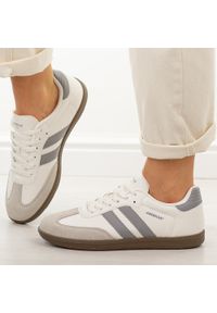 Biało szare półbuty damskie American Club RD30. Okazja: na co dzień. Nosek buta: okrągły. Zapięcie: sznurówki. Kolor: biały. Materiał: zamsz, skóra. Szerokość cholewki: normalna. Sezon: wiosna, jesień, lato. Styl: casual, klasyczny, sportowy #1