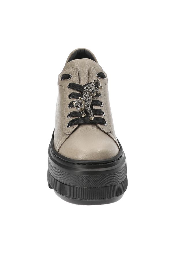 Beżowe Sneakersy Karino Modne Obuwie Damskie Z Broszką. Okazja: na spacer, na co dzień. Kolor: beżowy. Materiał: skóra, guma. Wzór: aplikacja. Obcas: na platformie. Styl: klasyczny, elegancki, casual