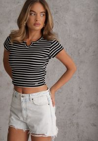 Renee - Czarny Crop Top Bawełny z Prążkowanej Dzianiny w Paski Ozdobiony Wycięciem Ionilla. Okazja: na co dzień. Kolor: czarny. Materiał: bawełna, prążkowany, dzianina. Wzór: aplikacja, paski. Styl: casual #6