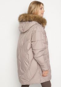 Born2be - Ciemnobeżowa Kurtka z Asymetrycznym Pikowaniem i Kapturem z Futerkiem Ruvita. Okazja: na co dzień. Typ kołnierza: golf. Kolekcja: plus size. Kolor: beżowy. Materiał: futro. Styl: casual #2