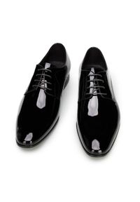 Wittchen - Męskie buty derby z lakierowanej skóry proste czarne. Okazja: na wesele, na spotkanie biznesowe, na ślub cywilny. Kolor: czarny. Materiał: skóra, lakier. Wzór: aplikacja. Obcas: na obcasie. Styl: klasyczny, biznesowy. Wysokość obcasa: średni #4