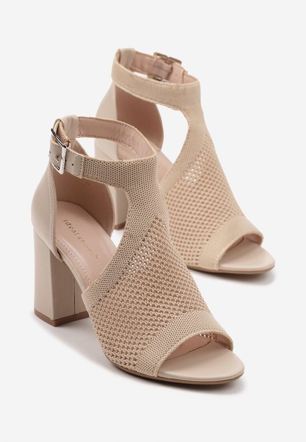 Renee - Beżowe Ażurowe Sandały na Słupkowym Obcasie z Paskiem ze Sprzączką Worritia. Okazja: na co dzień. Zapięcie: pasek. Kolor: beżowy. Materiał: jeans. Wzór: ażurowy. Obcas: na obcasie. Styl: casual, elegancki. Wysokość obcasa: średni