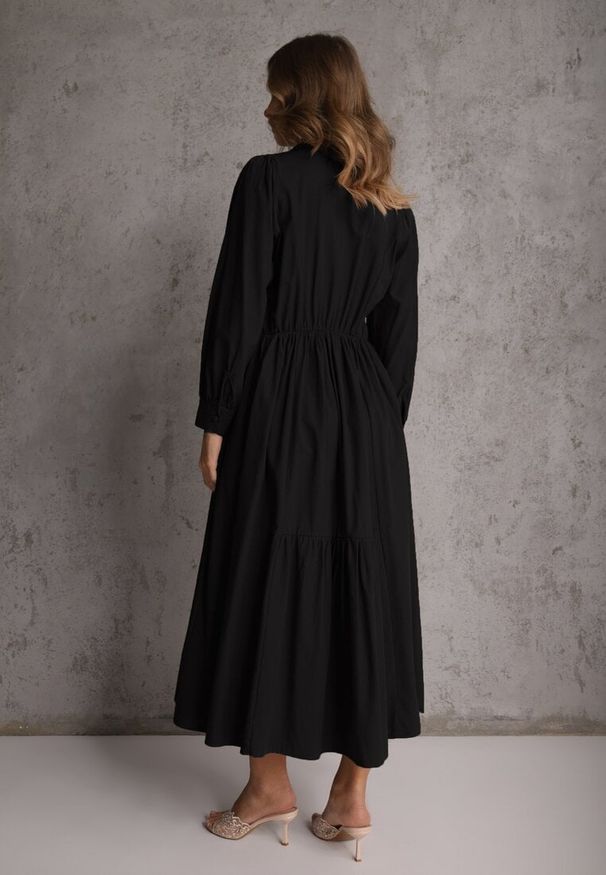 Renee - Czarna Rozkloszowana Sukienka Koszulowa z Bawełny i Wiskozy Zdobiona Klapami Gleta. Okazja: na co dzień. Kolor: czarny. Materiał: wiskoza, bawełna. Wzór: aplikacja. Typ sukienki: koszulowe. Styl: casual, elegancki