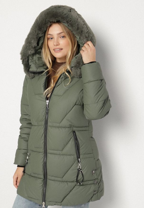 Born2be - Zielona Taliowana Kurtka z Pikowanymi Przeszyciami i Kapturem z Futrem Avileria. Okazja: na co dzień, na spacer. Kolekcja: plus size. Kolor: zielony. Materiał: futro. Styl: casual