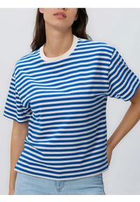 Reserved - Bawełniany t-shirt w paski - kremowy. Kolor: kremowy. Materiał: bawełna. Wzór: paski #1