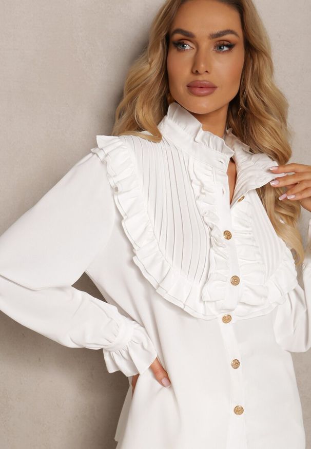 Renee - Biała Koszula z Ozdobną Falbanką i Żabotem Hansina. Typ kołnierza: z żabotem. Kolor: biały. Wzór: aplikacja