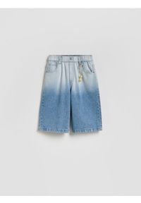 Reserved - Jeansowe szorty z brelokiem - niebieski. Kolor: niebieski. Materiał: jeans #1